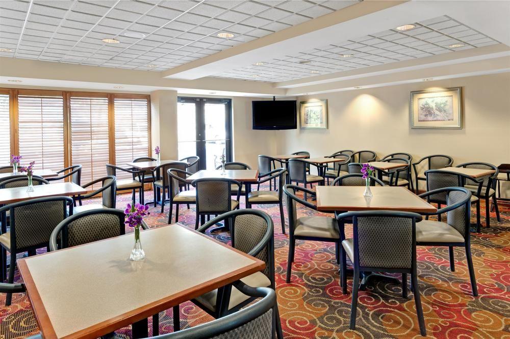 Wingate By Wyndham Atlanta Galleria/ Ballpark 2*